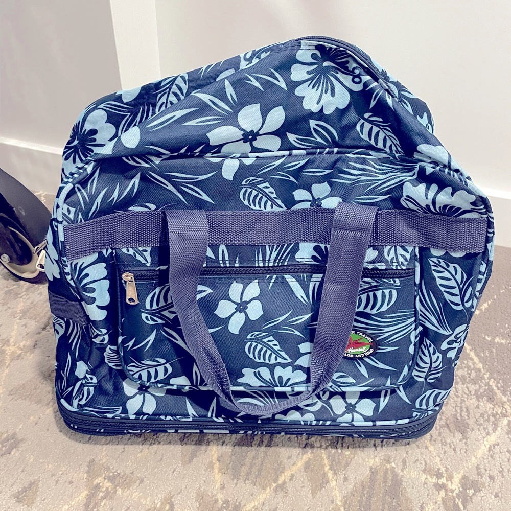 Hawaiian travel collapsible bag with wheels